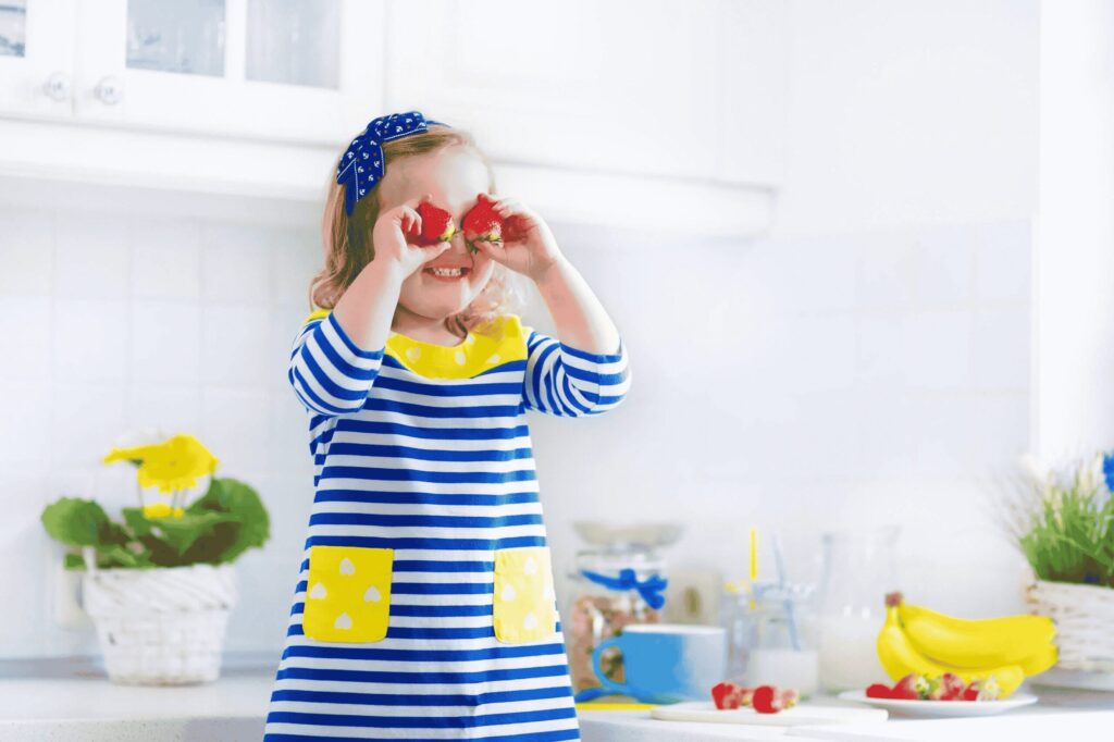 Child-holding-strawberries_shutt-min (1)